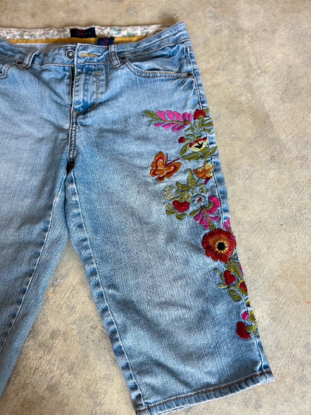 Women's Capri Embroidered Capri Jeans, Size 10 - Picture 3 of 9